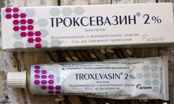 Троксевазин представляет собой однородный водный гель для наружного применения светло-желтого или коричневатого цвета. Средство не имеет запаха и не оставляет жирных следов